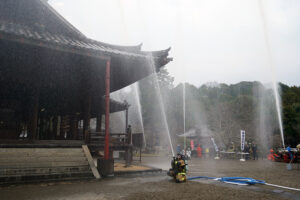 消火活動をする消防隊員ら