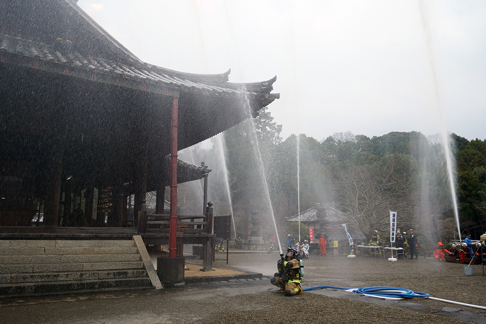 消火活動をする消防隊員ら