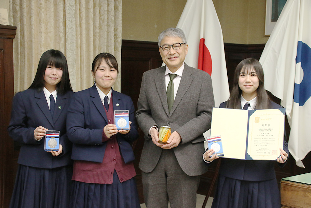 入賞メダルとピクルスを手に（左から）山本さん、山地さん、宮﨑知事、伊藤さん