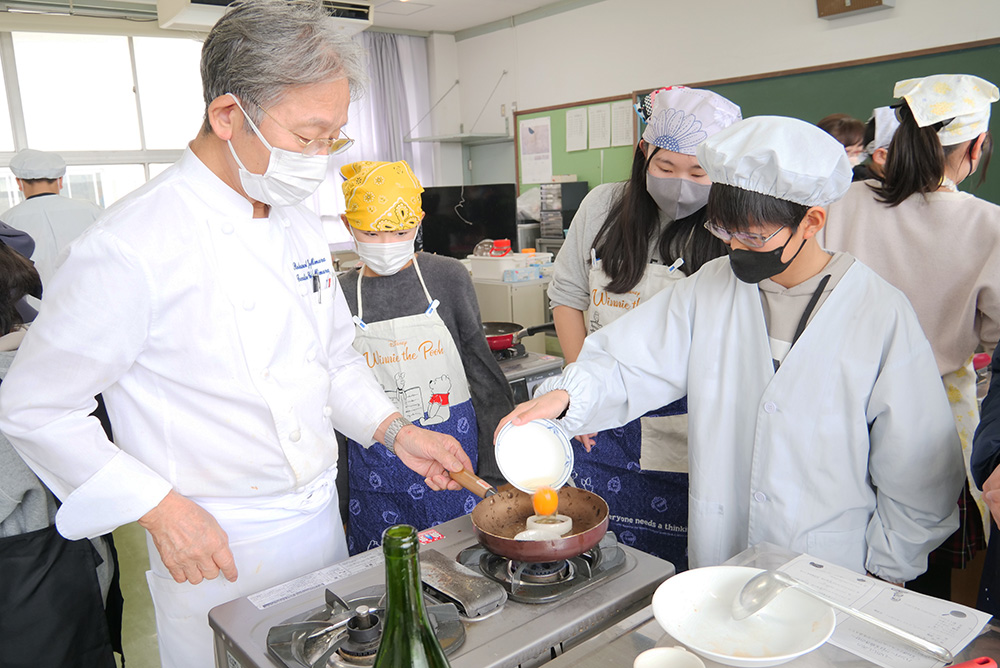 調理を指導する味村シェフ