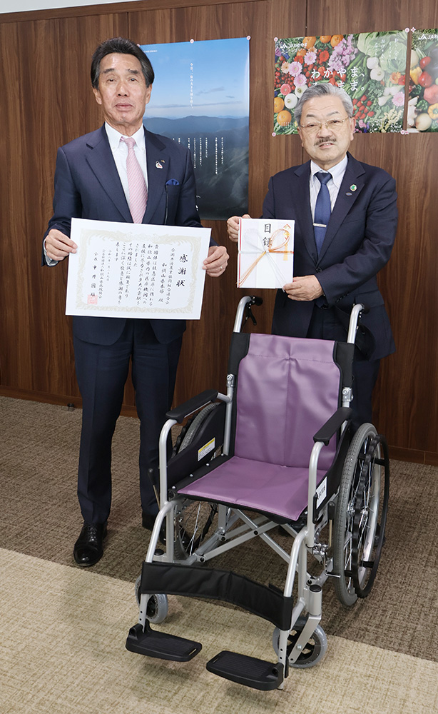 坂東会長㊧が中井会長に目録を手渡した