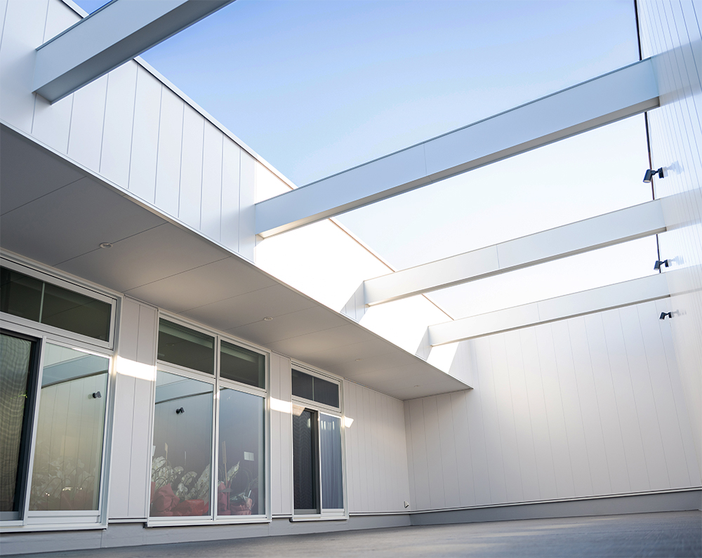 空が見える広々としたベランダ