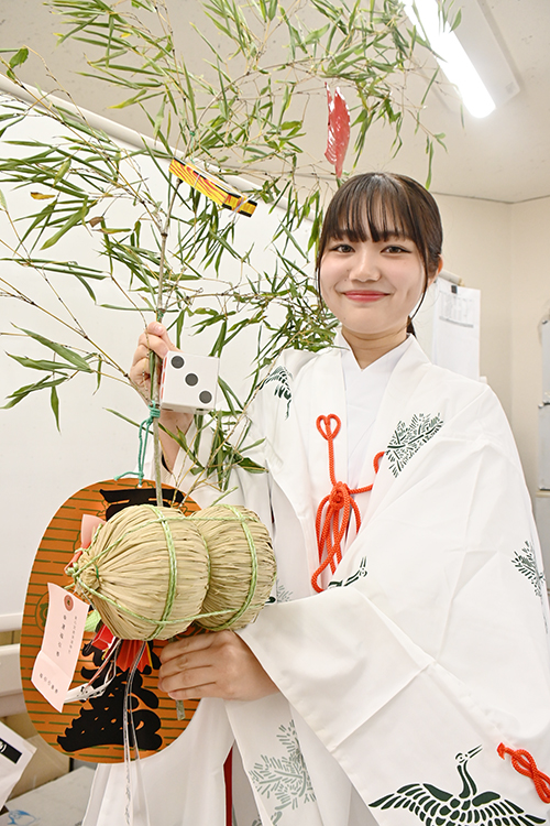 東の宮恵比須神社の福娘、浦西ひなのさん