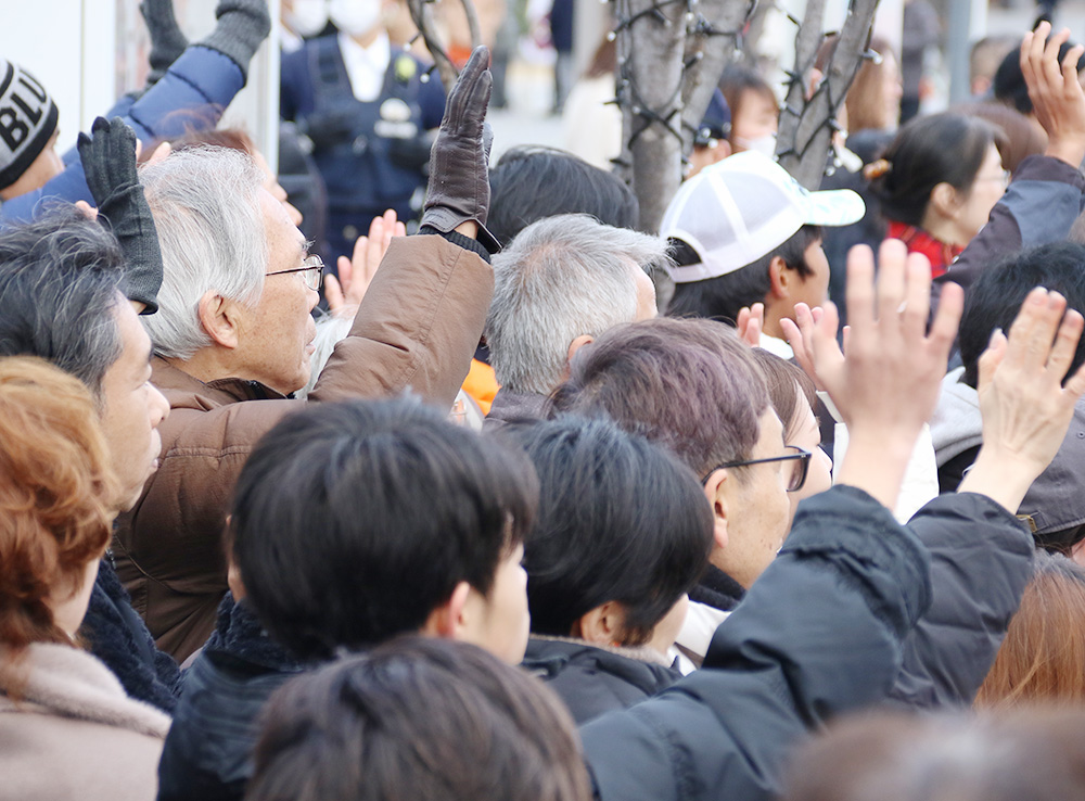 街頭演説に集まった有権者ら