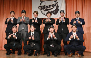 西河代表（後列左から４人目）と松本監督（同３人目）、新入団選手の皆さん