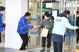 啓発グッズを配って呼びかけた