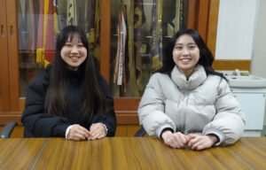 公認会計士試験合格の報告で訪れた西海さん㊧と吉田さん（県立和歌山商業高校提供）