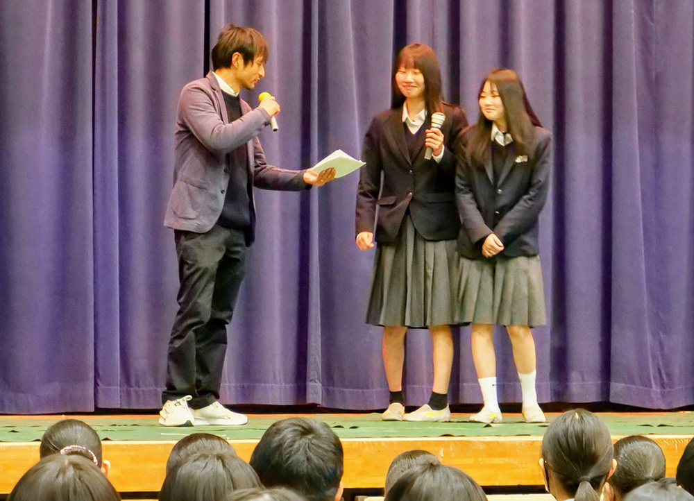 薬物の誘いへの断り方を実習する生徒