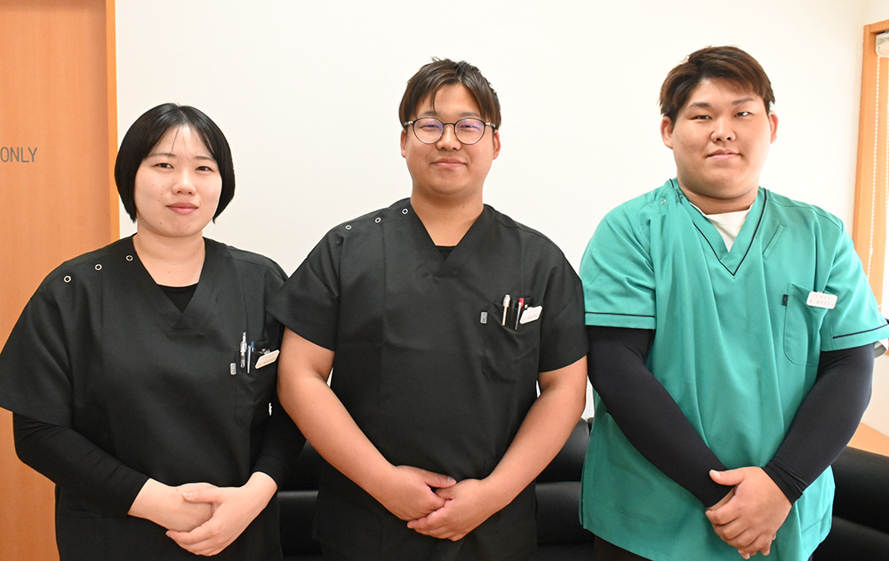 堀田院長㊥と獣医師の由衣さん㊧、愛玩看護師の陸人さん