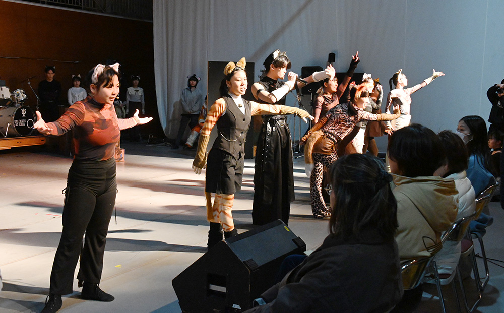 本番さながらのリハーサルを行う生徒