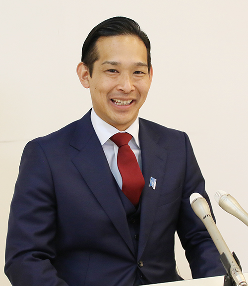 当選から一夜明け、事務所で取材に応じる山本さん（９日）