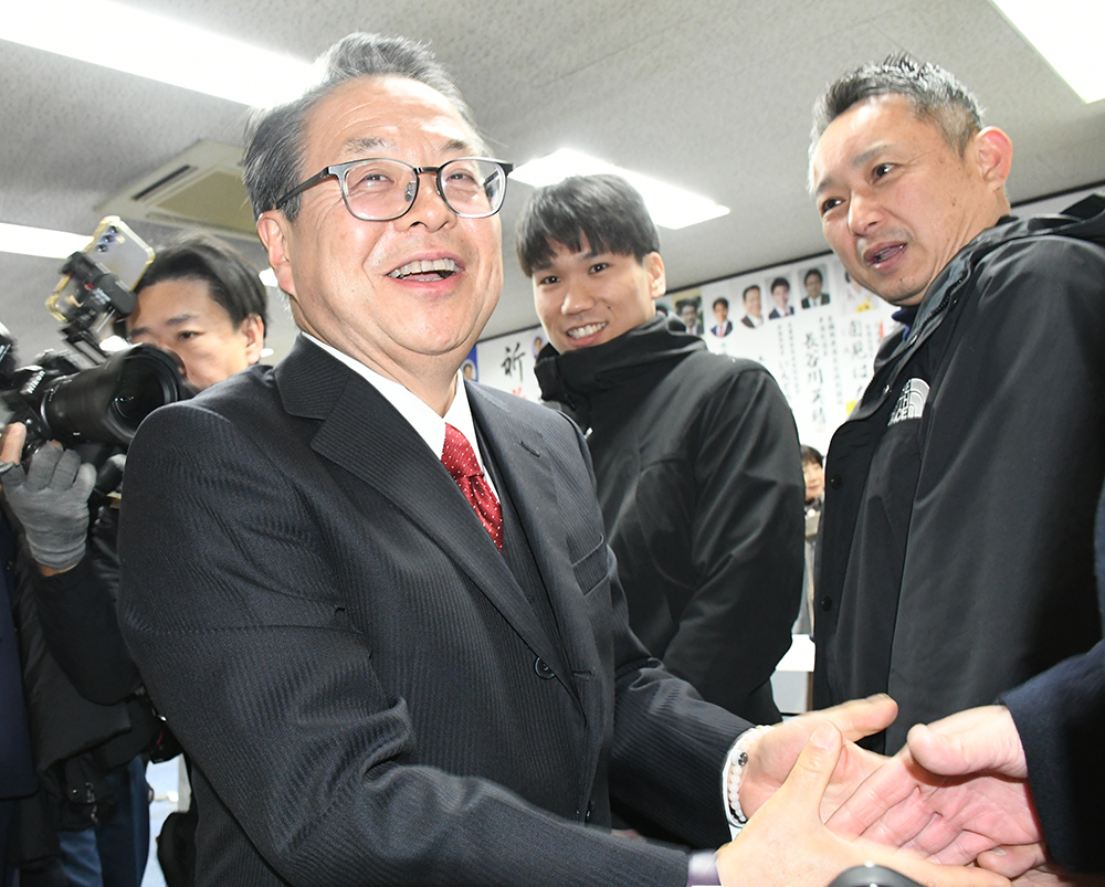 田辺事務所に集まった支持者ら一人ひとりに感謝を伝え、笑顔で握手する世耕さん