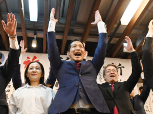 当選確実となり、万歳する山本さん