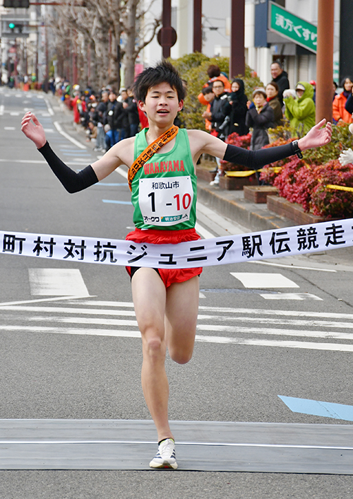 １位でゴールする和歌山市の東出選手