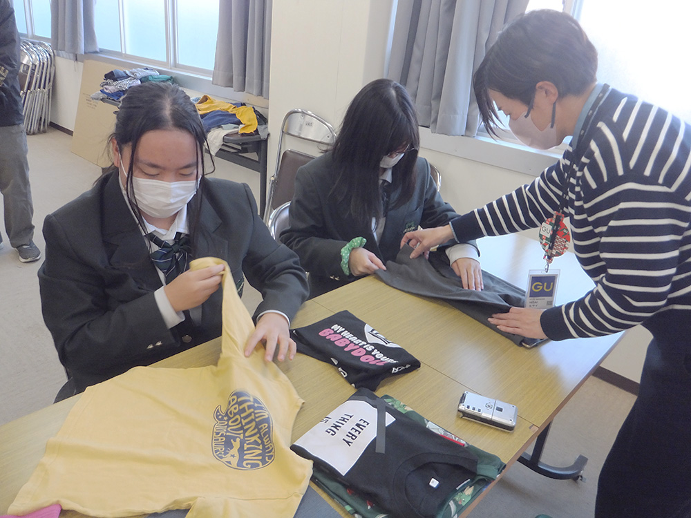 ＧＵのスタッフからたたみ方を教わる生徒（和歌山盲学校提供）