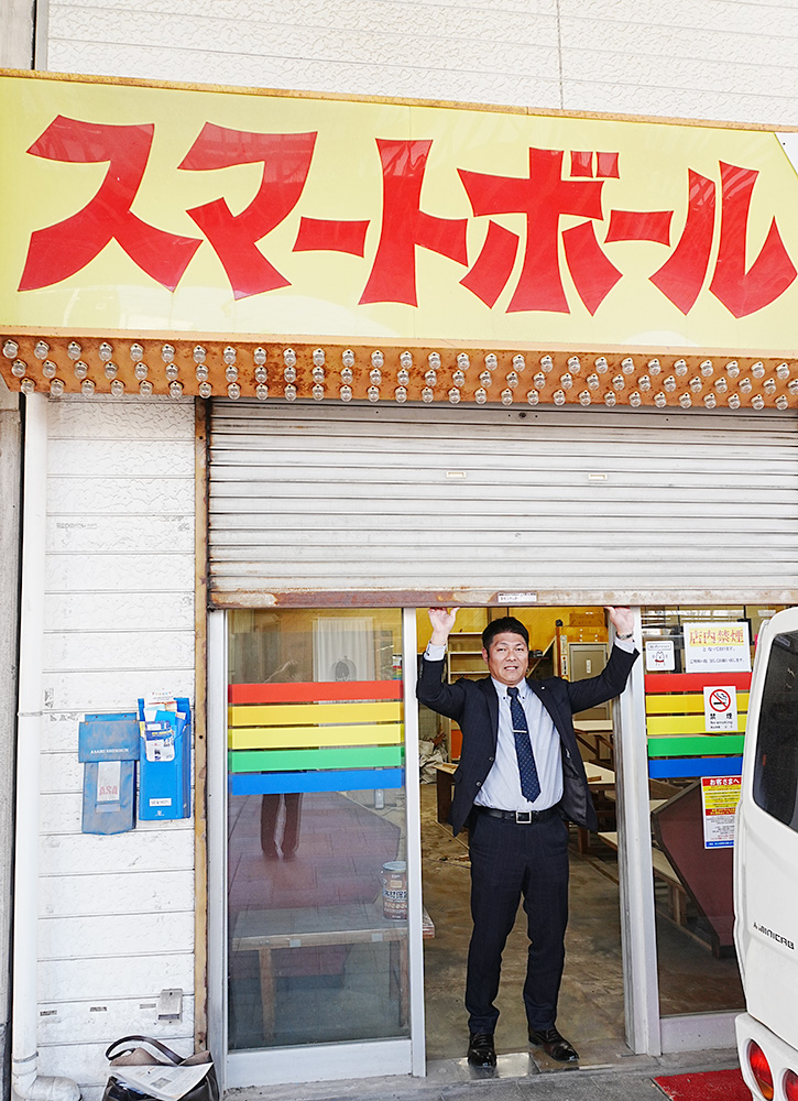 シャッターを上げる笹田さん