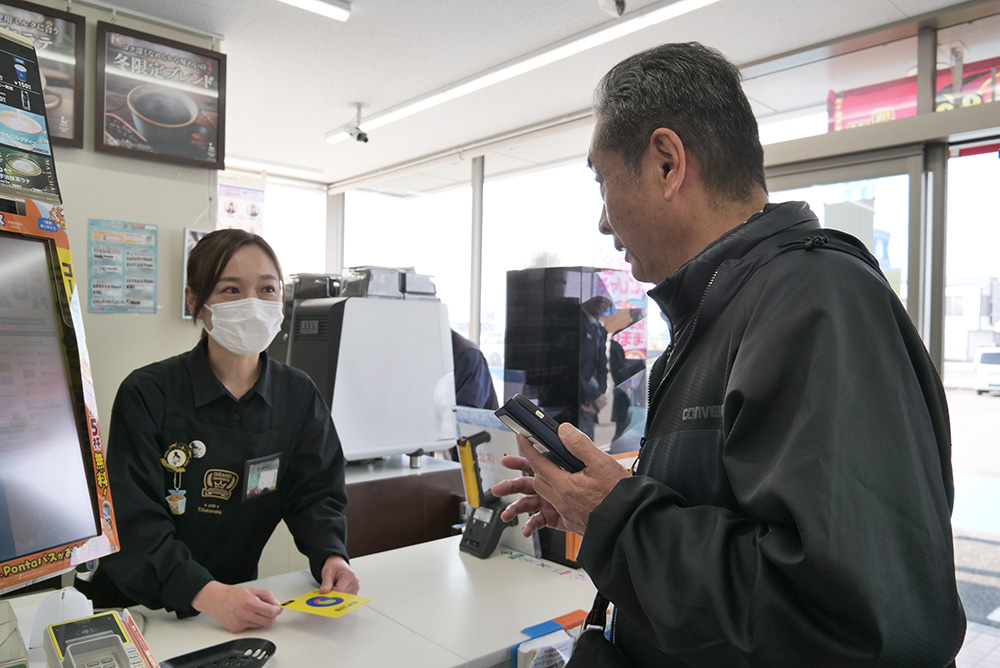 購入を思いとどまるよう客を説得する坂上さん㊧