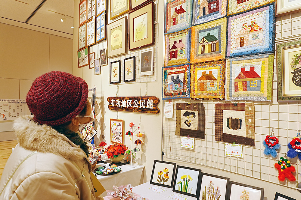 パッチワークの作品を鑑賞する来場者