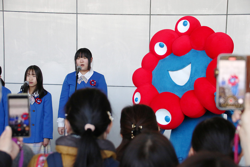 海南児童合唱団と共演するミャクミャク