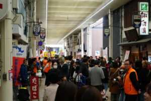 商店街いっぱいに人が行き交う
