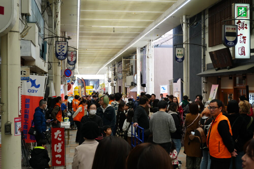 商店街いっぱいに人が行き交う