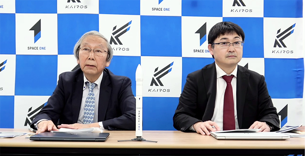 オンラインで記者会見する豊田社長㊧ら（１８日）