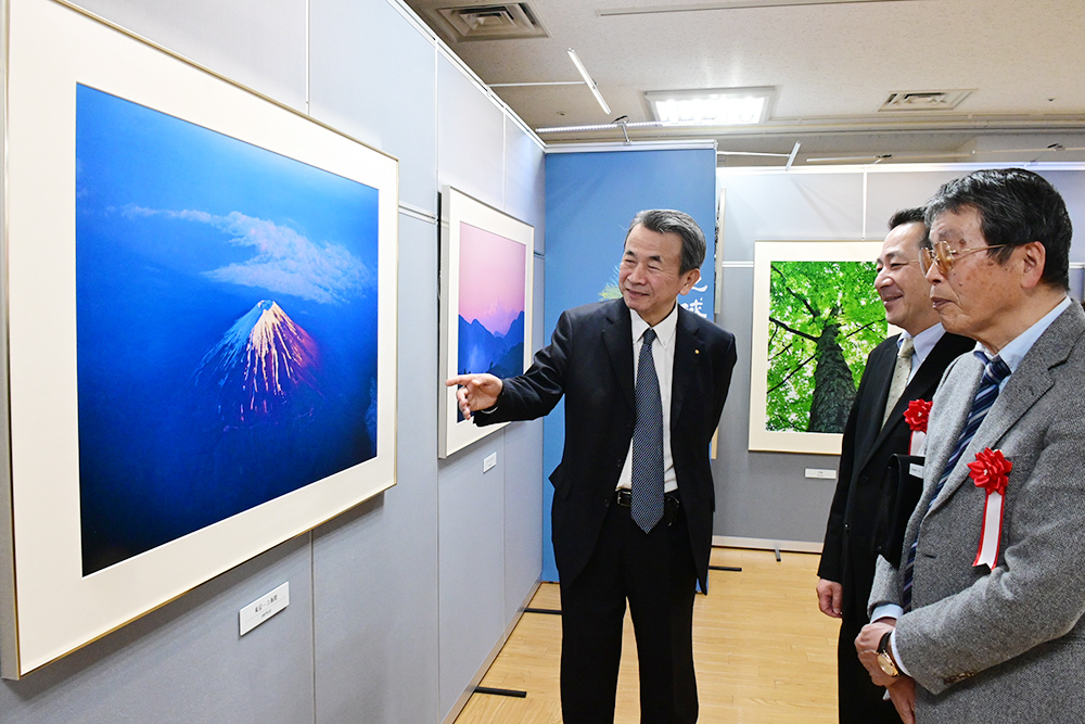 熱心に作品を鑑賞する来場者