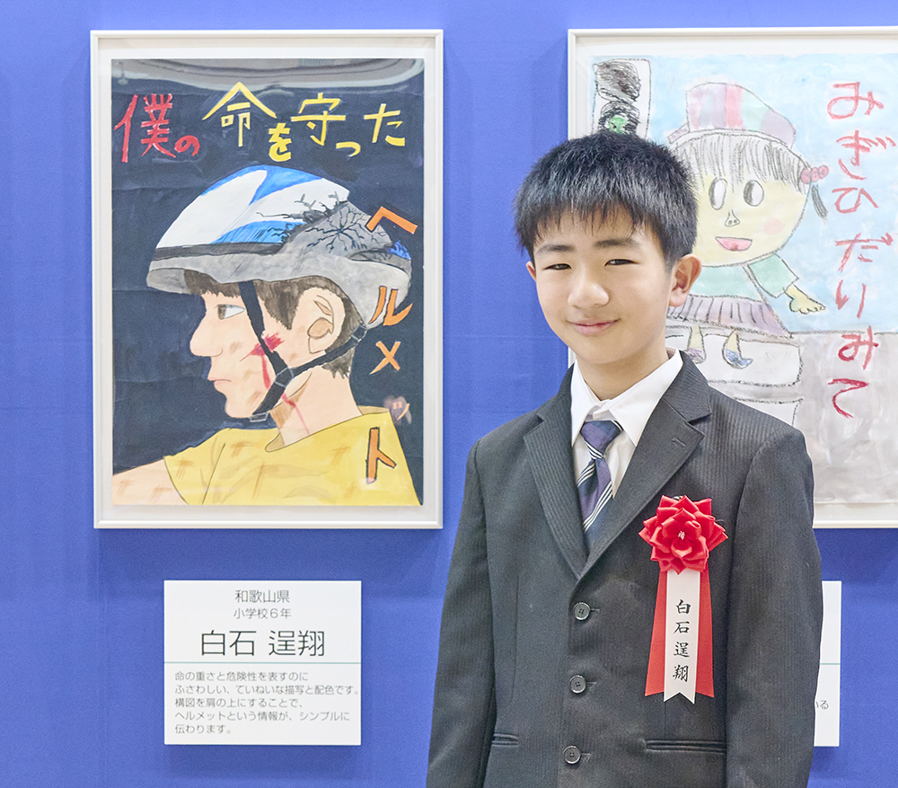 受賞作品の前で笑顔の白石さん