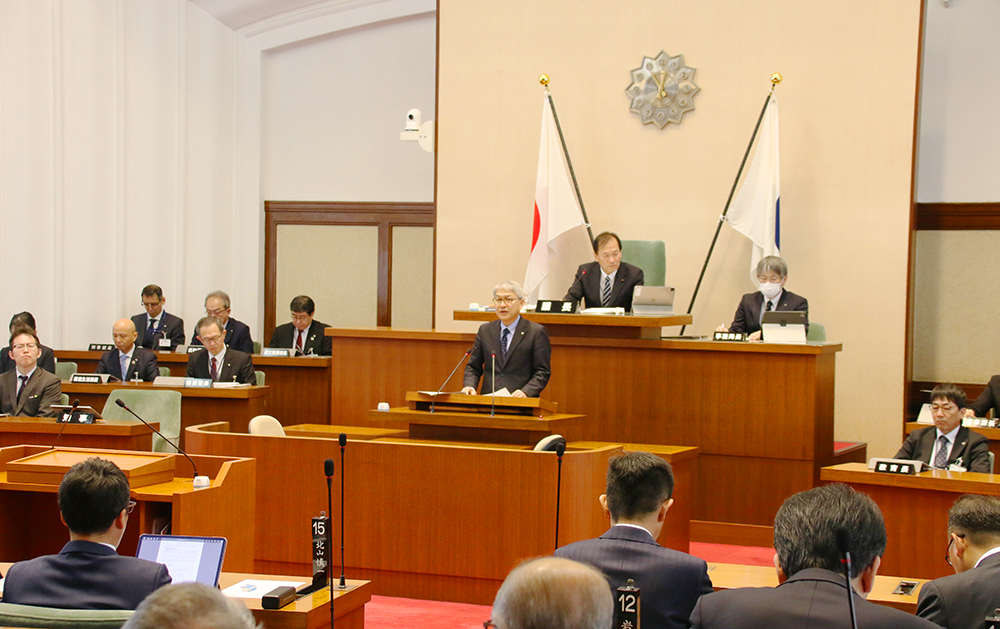 新年度予算案について説明する宮﨑知事