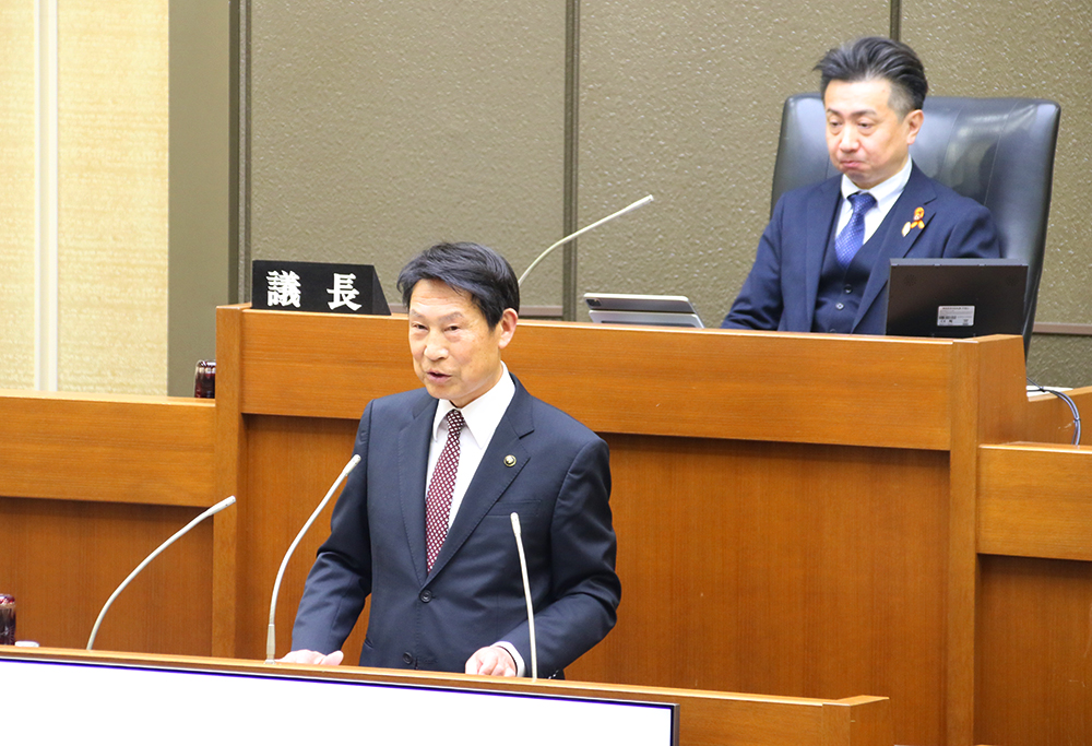 施政方針を述べる尾花市長