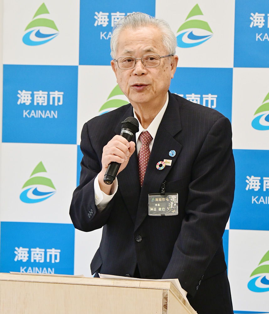 予算について説明する神出市長