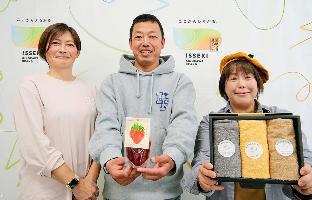 認定を受け喜びをみせた岩鶴さん夫妻㊧と山下さん