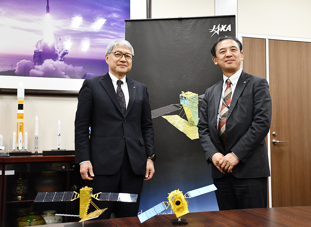 意見交換した宮﨑知事㊧と瀧口理事(JAXA提供)