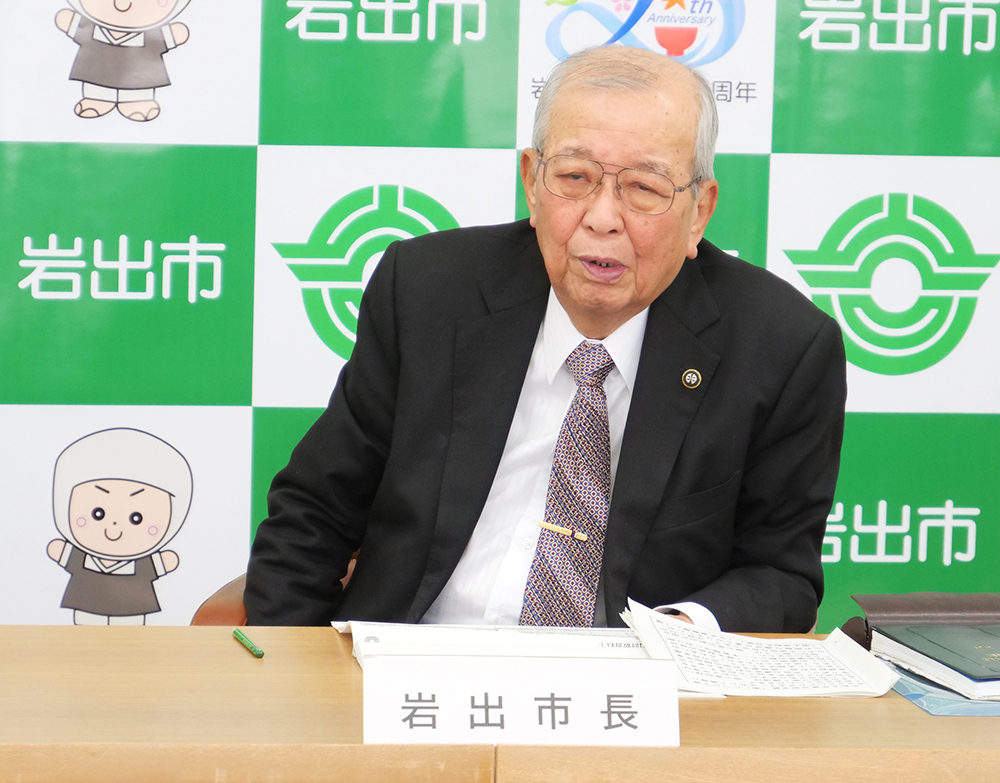 新年度当初予算案を説明する中芝市長