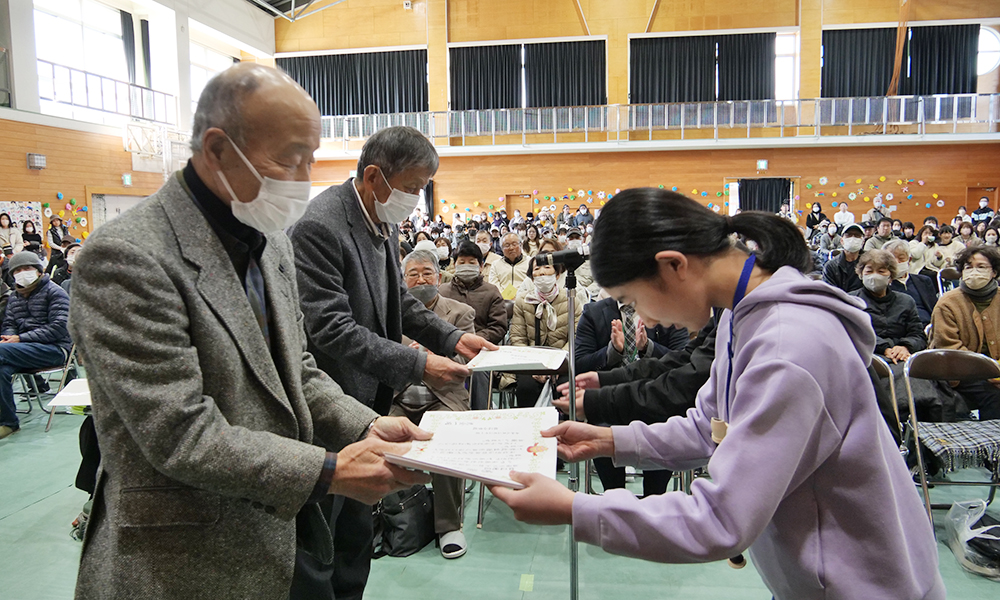 児童から感謝状を受け取る隊員