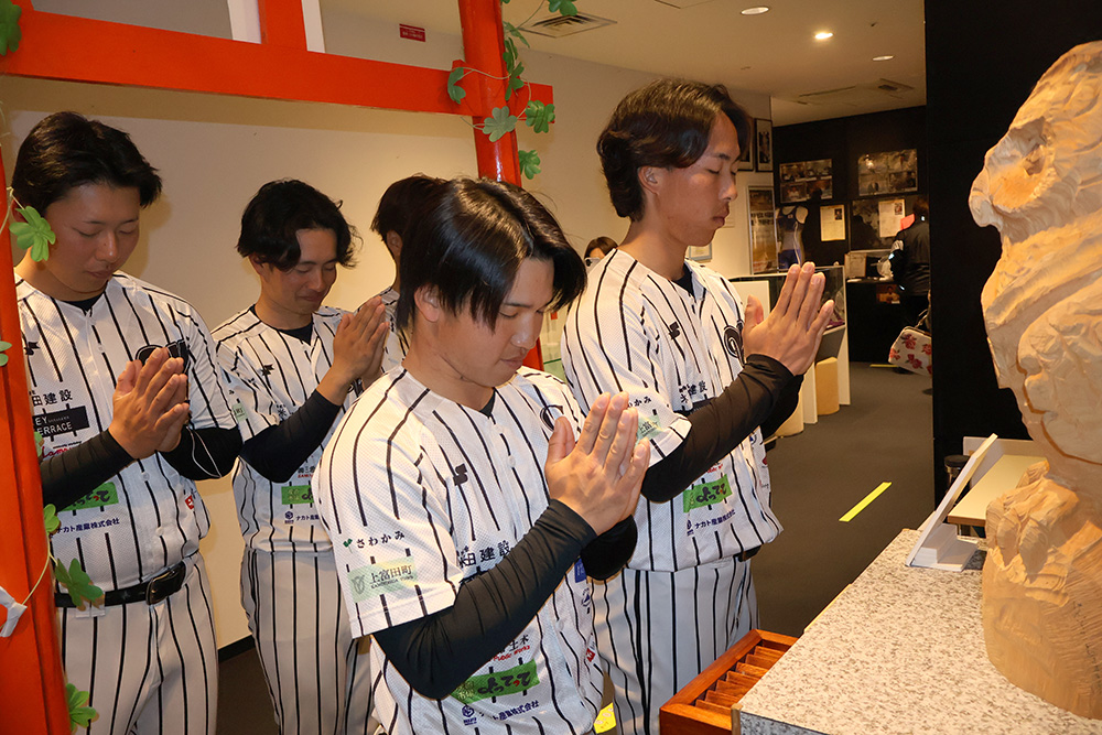 祈願する森下キャプテン㊨ら選手