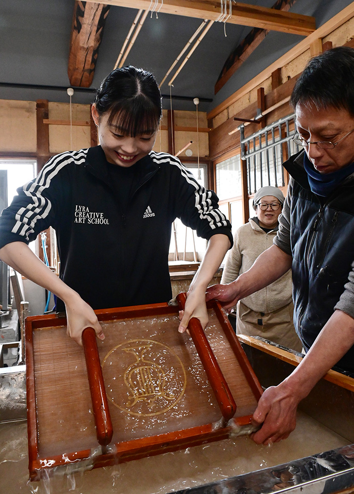 自身の卒業証書となる和紙を作る生徒