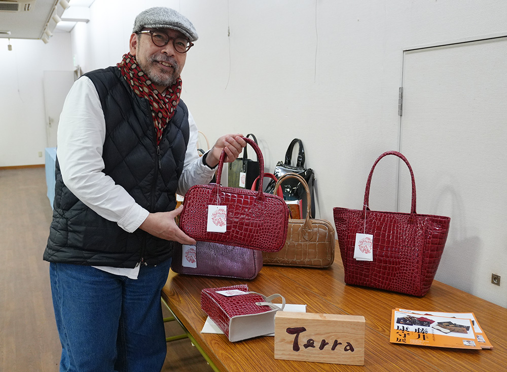 作品を紹介する藤井さん