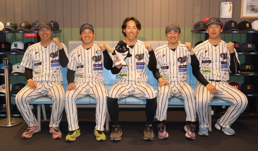 同館を訪れた森下キャプテン（中央）ら選手