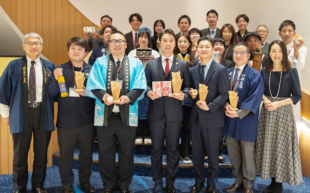 岩谷代表取締役（前列中央）ら受賞者の皆さん（県提供）