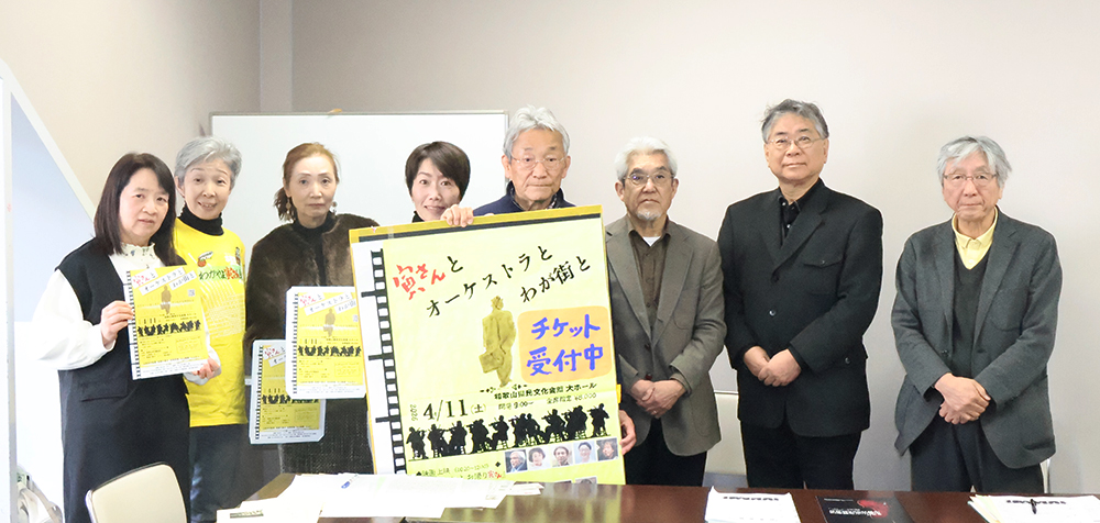 催しをＰＲする（左５人目から）西本会長、恩地さん、江田さん