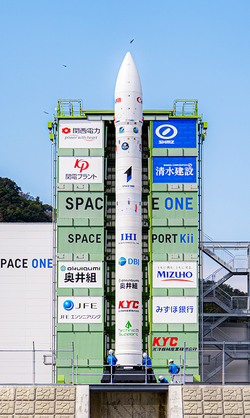 打ち上げを控えたカイロス３号機（スペースワン提供）