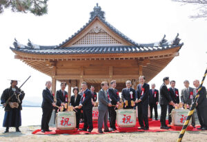 鏡開きで完成を祝う関係者