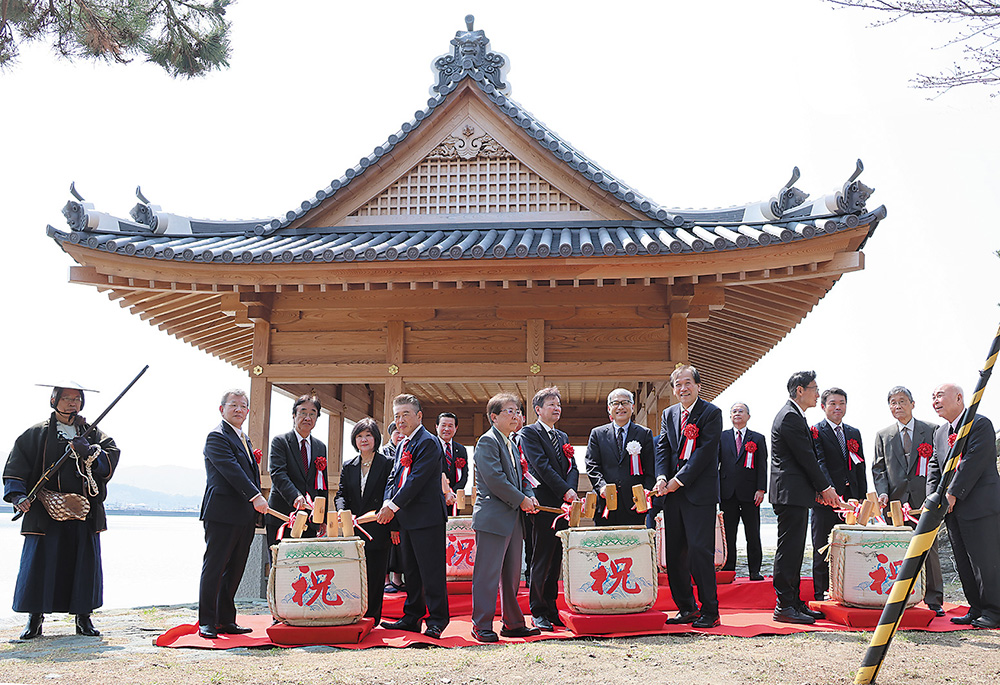 鏡開きで完成を祝う関係者