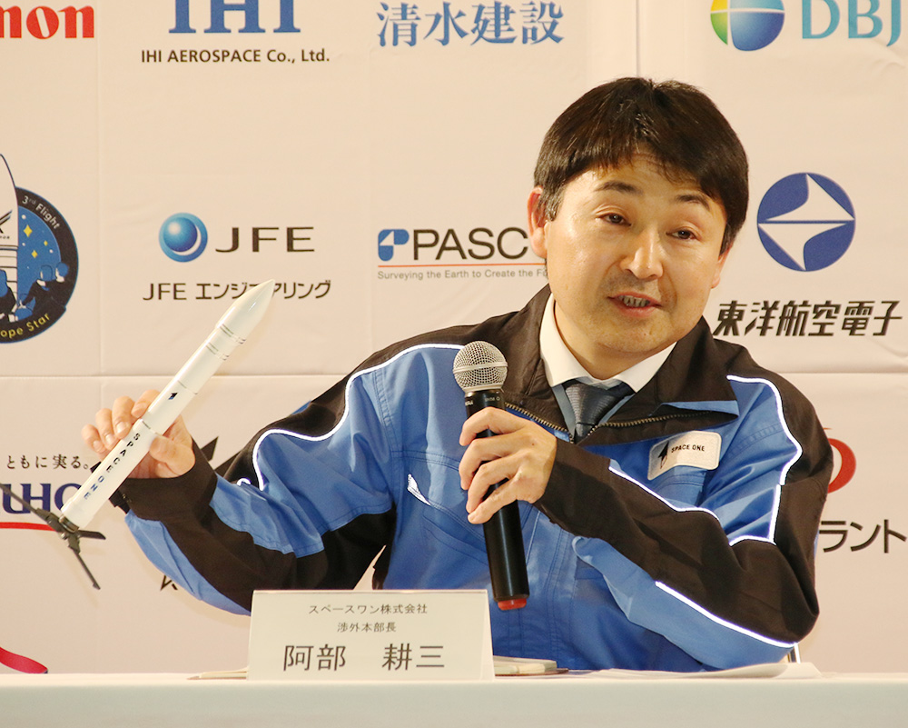 打ち上げ延期の理由を説明する阿部渉外本部長
