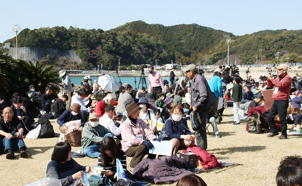 田原海水浴場を訪れた見学者ら