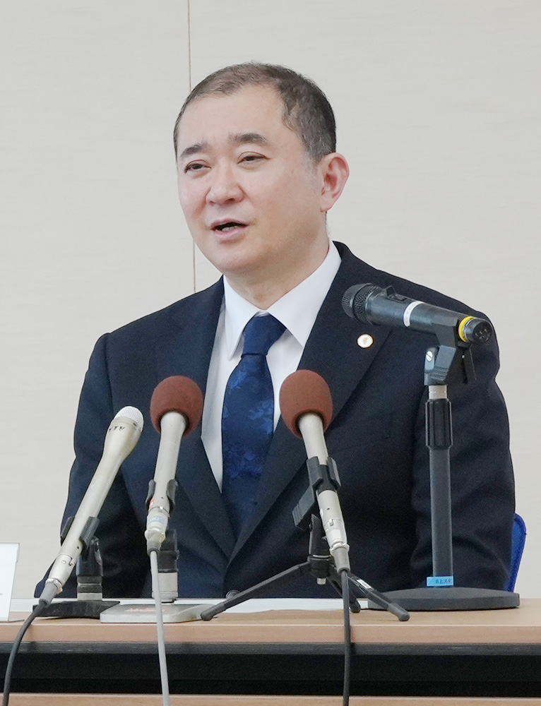 着任会見で抱負を述べる酒井所長