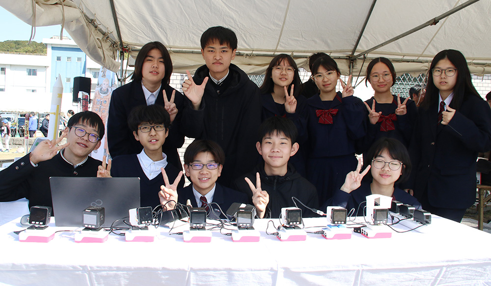 マイクロコンピューターを前に桐蔭中学校科学部の皆さん