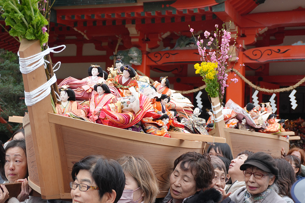 女性の参拝者が木舟を担いだ