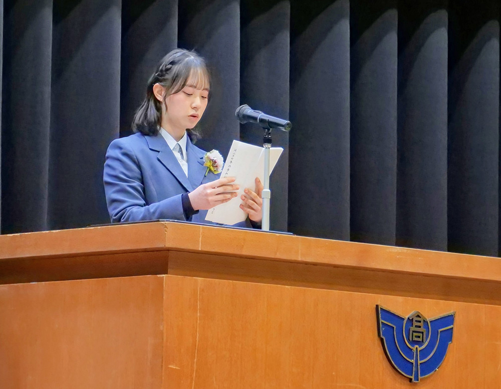 力強く答辞を述べる根來さん